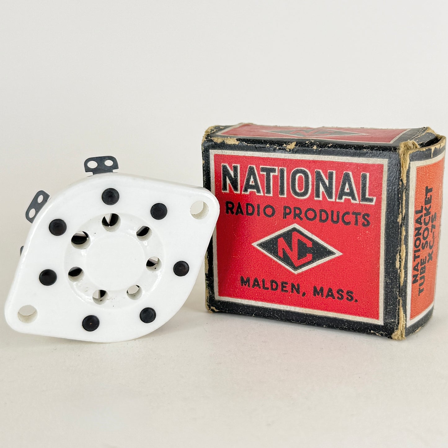 (1) Vintage National Radio Products XC-7S White Ceramic 7 Pin Tube Socket (b)