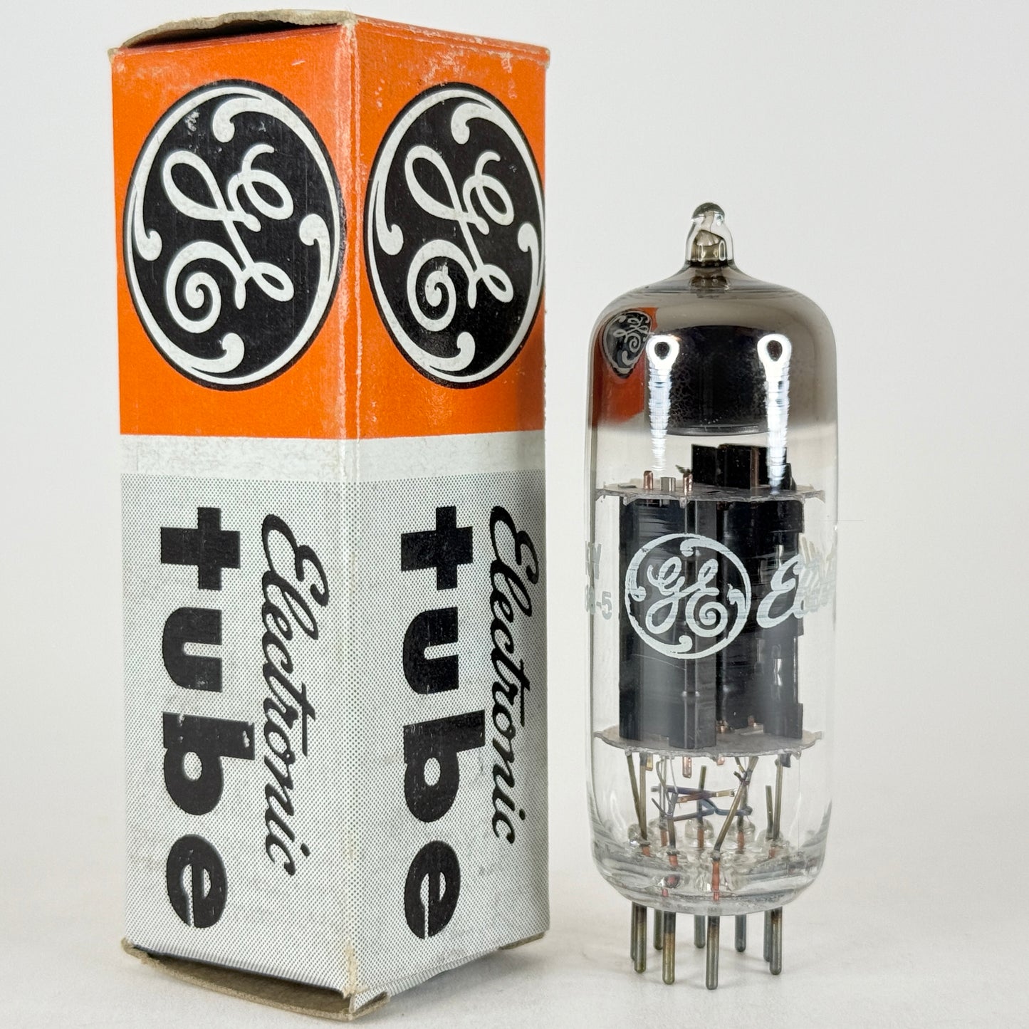 (1) Tested GE 8CS7 Tube with Box Made in Canada Date Code KY Double Triode Tube